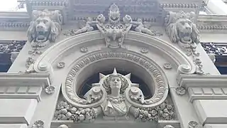 Detalle de la entrada principal.