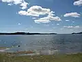 Vista del lago desde la costa.