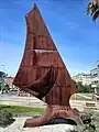 La escultura Dorna delante de la calle Gorgullón