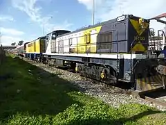 Estación de Llolleo, Tren del Recuerdo, con dos máquinas diésel. La primera, D-7122, es francesa, Brissonneau et Lotz, año 1962.