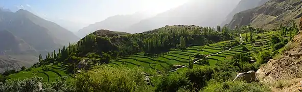 Una vista panorámica de la meseta de Duikar y los campos de terrazas de Hunza, Pakistán.