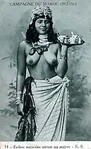 Aqua-Foto L.V.S. "Esclava marroquí sirviendo a su amo"; 1912-1913.