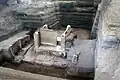 La estructura 4 en el área 4 en el 2012. Un torogoz está parado en el lado izquierdo de la estructura.