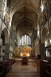 Vista del coro en Worcester muestra tanto el edificio como sus accesorios. Como en Salisbury, las columnas son detalladas con columnas Purbeck. El lado este tiene un grupo de cinco ventanas lancetadas, escalonadas para entrar en el arco de la bóveda, que se encuentra ricamente decorado con pintura. Los pisos son negros de losetas terracota. Detrás del altar, con su con su decorado moderno de colores brillantes, se encuentra un retablo del siglo XIX, diseñado para armonizar con las ventanas.