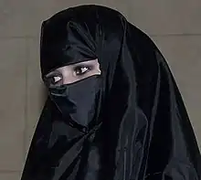 La loi interdit aux fonctionnaires d'avoir le visage dissimulé dans l'exercice de leurs fonctions.