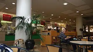 Patio de comidas con comedor