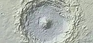 Un mapa topográfico utilizando datos del Mars Orbiter Laser Altimeter (MOLA). Este mapa muestra la elevación del borde y el pico central del cráter Eddie en relación con el areoide de Marte.