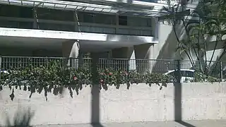 Detalle de los pilotis en V en la planta baja.
