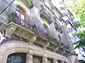 Detalle del balcón corrido de la primera planta en la fachada principal.