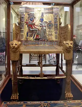 El Trono de Tutankamon; 1336–1327 BC; madera recubierta con placas de oro, plata, piedras semi preciosas, loza, vidrio y bronce: 1 m; Museo Egipcio (Cairo)