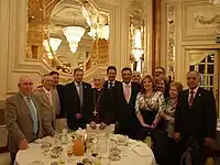 El Cardenal Arzobispo Rouco Varela y el Concejal Presidente de la Junta Municipal de Carabanchel Carlos Izquierdo Torres con la Junta de Gobierno de la Congregación, en una comida de hermandad.