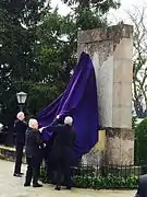 El ministro de Defensa, José Ignacio Arredondo —sobrino del comandante Arredondo— y Leocadio Marín —alcalde de Baeza— descubren el monumento.