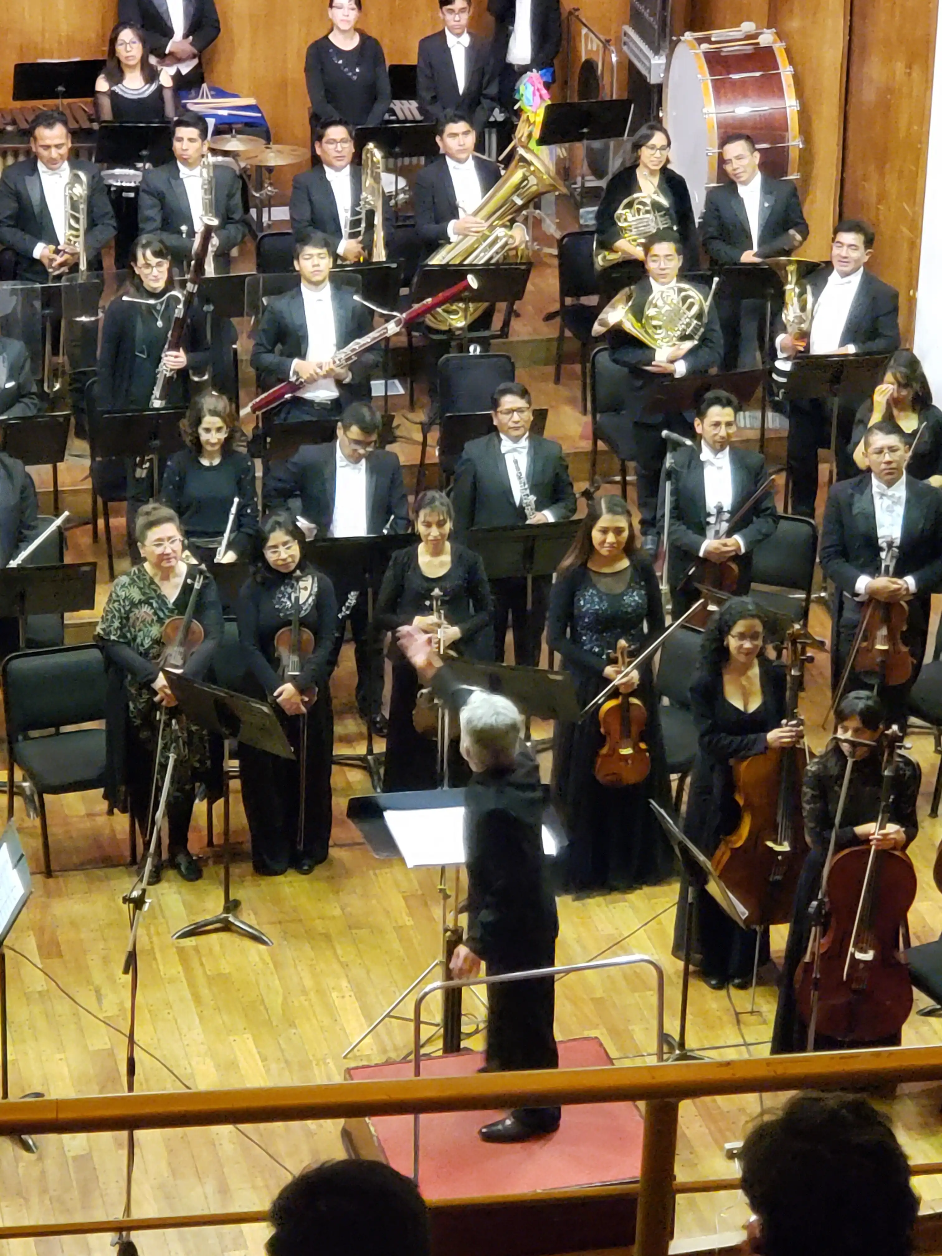 El maestro Cergio Prudencio dirige la Orquesta Sinfónica Nacional