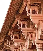 Detalles arquitectónicos ornamentales introducidos por el emperador Akbar.