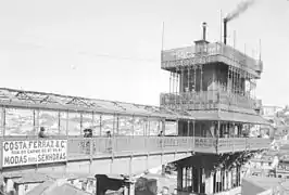 El elevador al inicio del siglo XX. Nótese el humo proveniente del motor de vapor; luego, este fue reemplazado por un motor eléctrico.
