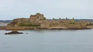 "Elizabeth Castle Island", al oeste, frente al puerto de Saint Helier.