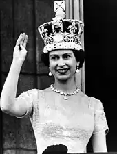 Isabel II saludando el día de su coronación.