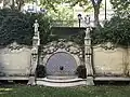 Fuente en el jardín de la Embajada