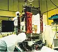 Integración del satélite SAC-B en las instalaciones de INVAP en Bariloche, 1996