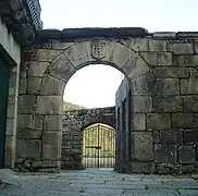 Una de las entradas al castillo, con el escudo de los Sarmiento en la parte superior