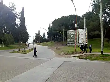 Entrada principal al parque San Martín en la ciudad de Punta Alta.