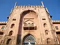 Puerta de entrada de Taj-ul-Masajid.