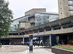 Barbican Centre  (1964-1975) en Londres, de Chamberlin, Powell y Bon (listado grado II)