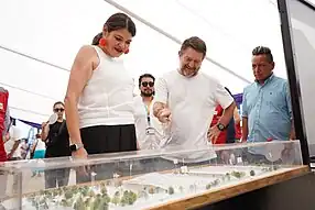 Erika Martínez junto a Claudio Orrego en el Estadio La Montura