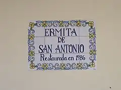 Cerámica conmemorativa de la restauración de la Ermita