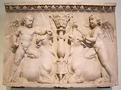 Relieve con putti tauroctoni de una decoración del templo. (Museo Arqueológico Nacional de Nápoles inv. 6718).
