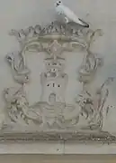 Escudo de Sanlúcar sobre la fachada del Ayuntamiento Viejo en la plaza del Cabildo.