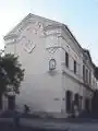 Escuela Justo José de Urquiza de la Ciudad de Salta. El Consejo de Instrucción Pública para el mejor servicio de los intereses educacionarios, había resuelto continuar afianzando la máxima constitucional: instrucción a los ciudadanos pública y gratuita. En fecha 19 abril 1883, ordenó una licitación para la construcción de una casa escuela de dos pisos, en un sitio ubicado al norte de esta ciudad, entre las calles Buenos Aires y General Güemes «...conforme al plano proyectado en el Departamento Nacional de Ingenieros por el Ing, Moneta, aprobado por el Gobierno Nacional previo informe de este Departamento...». El entonces presidente del Consejo de Instrucción Pública, Dr. Abraham Echazú, Secretaría del Sr. Florentín Serrey, en nota de fecha 11 Mayo 1883 dirigida al entonces gobernador de la Provincia, Dr. Miguel S. Ortiz, informó al Poder Ejecutivo que convocó a una primera licitación para la construcción de una casa escuela «...con arreglo a los planos exhibidos en el Departamento de Instrucción Pública...», debiendo los interesados presentar hasta el 21 de ese mes presupuestos de construcción. No habiendo los proponentes satisfecho las condiciones, se efectuó una segunda licitación para el día 28 abril, presentándose el arq. Riguetti. Cumplidos los trámites, se requirió al Sr. gobernador, gestione por su intermedio, una subvención al Gobierno Nacional por la suma de $b 15.150 o su equivalente en moneda nacional, la que debía integrarse al presupuesto total de $b 30.300. Esta edificación introdujo innovación en los techos, en vez de ser enmaderados se recurrió al uso de bóveda. Conclusión: el Sr. Riguetti, no fue el autor del proyecto, si el empresario que concretó el plano del Ing. Moneta, generándose con esta obra un nuevo núcleo de entorno de urbanización para la edificación de nuevos y bellos edificios, integrados a otros hermosos espacios urbanos en formación: escuela primaria de varones y niñas frente a la Iglesia de la Candelaria (Arq. Noé Macchi conde di Cellere); cárcel penitenciaria; Templo Nuestra Señora de la Candelaria de La Viña (autor del edificio actual y principal: arquitecto Noé Macchi conde di Cellere. Campanario: construcción y cálculo: arquitecto Riguetti); Catedral (diseño de frontis, atrio, campanarios y galería al costado izquierdo desde la entrada a la sacristía: arquitecto Noé Macchi conde di Cellere; construcción: arquitecto Riguetti y & ); Iglesia San Francisco (campanario: diseño, cálculo y construcción, arquitecto Riguetti); pirámide de la plaza 9 de Julio, primer monumento político conmemorativo a la institución republicana (arquitecto Noé Macchi conde di Cellere); el primer monumento destinado a un prócer de la independencia, General Manuel Belgrano en plaza homónima adyacente a una reciente boulevard (arquitecto Noé Macchi di Cellere), entre otras edificaciones relevantes. (A. B. H. P. S. Archivo y Hemeroteca de la Biblioteca Histórica de Salta; Archivo Municipal de Salta).