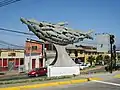 Escultura en la intersección de las avenidas Videla, Varela y Matta.