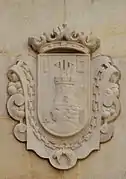Escudo de Alicante en la fuente de la plaza de la Santísima Faz.
