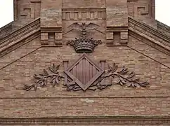 Escudo en el antiguo matadero de la ciudad.