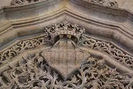 Escudo sobre la puerta de la capilla de la Lonja de la Seda.