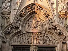 Tímpano gótico del XIV en la Frauenkirche (Esslingen am Neckar)