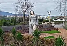 Estatua de Florbela Espanca en el Parque dos Poetas de Oeiras, Portugal