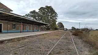 Andén de la estación y paso del tren.