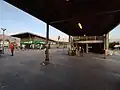 Locales comerciales y acceso desde la estación intermodal.