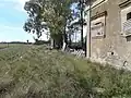 Vista del andén, estación y toiletes públicos.