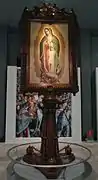 Estandarte de Hidalgo visto de frente en su marco y base, exhibido en la Sala de Banderas del Museo Nacional de Historia de México.