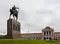 Estatua del Rey Tomislav frente a la estación.