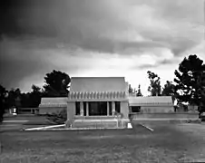 Hollyhock House con amplio césped plano, piscina cuadrada ornamental, que muestra partes del diseño de las alas, 1921