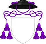 Sombrero de marta con cordones purpúreos y tres borlas por lado, usado por los archidiáconos anglicanos en lugar de un casco.