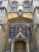 La puerta exterior, añadida por Christopher Wren en 1669 para el acceso al teatro Sheldonian, situado en el centro de la cara norte, coronada con el escudo de armas