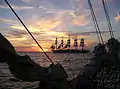 Royal Clipper recortado contra la puesta de sol.