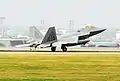 Un F-22 Raptor en pleno despegue.