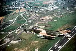 Vista de la base y un F-4 en 1983