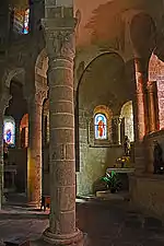 Vista interior de las absidioles de la iglesia de Notre-Dame de Châtel-Montagne